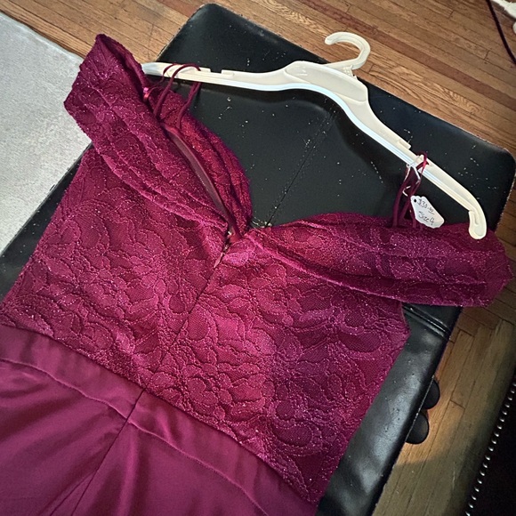 Night Way Collections Elegant Burgundy Lace Off-Shoulder Gown Valentines Glam - Picture 4 of 5